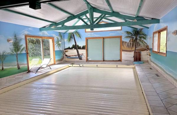 Maison avec piscine couverte, terrain de 2 hectares, centre