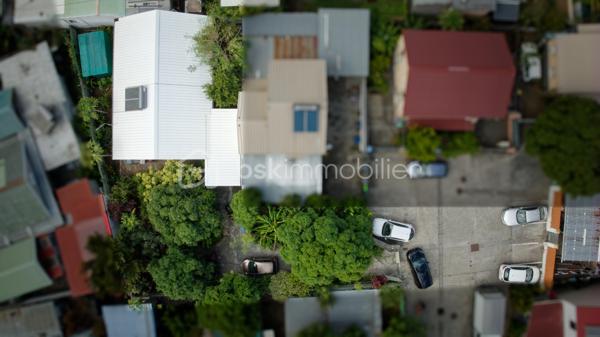 Maison de plain-pied d’environ 100 m², idéalement située en fond d’impasse dans un environnement calme et résidentiel, à proximité immédiate du centre-ville et de toutes les commodités. Accès rapide au Cap Sacré-Cœur et à la 4 voies en seulement 5 minutes.

Elle se compose de 3 chambres avec placard (dont 2 sont climatisées), d’une cuisine ouverte sur la salle à manger avec climatisation et brasseur d'air, d’un salon convivial, d’un WC indépendant ainsi que d’une salle d’eau rénovée en 2021 avec douche à l’italienne.

Un garage attenant complète le bien et offre un beau potentiel d’aménagement en chambre supplémentaire, bureau ou espace de loisirs selon vos besoins.

À l’extérieur, vous profiterez d’un jardin plat, arboré et entièrement clôturé de 414 m², avec également 3 places de stationnement.

Une maison fonctionnelle et agréable à vivre, idéale pour une famille recherchant tranquillité et proximité des axes principaux.