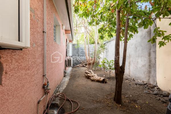 Maison de plain-pied d’environ 100 m², idéalement située en fond d’impasse dans un environnement calme et résidentiel, à proximité immédiate du centre-ville et de toutes les commodités. Accès rapide au Cap Sacré-Cœur et à la 4 voies en seulement 5 minutes.

Elle se compose de 3 chambres avec placard (dont 2 sont climatisées), d’une cuisine ouverte sur la salle à manger avec climatisation et brasseur d'air, d’un salon convivial, d’un WC indépendant ainsi que d’une salle d’eau rénovée en 2021 avec douche à l’italienne.

Un garage attenant complète le bien et offre un beau potentiel d’aménagement en chambre supplémentaire, bureau ou espace de loisirs selon vos besoins.

À l’extérieur, vous profiterez d’un jardin plat, arboré et entièrement clôturé de 414 m², avec également 3 places de stationnement.

Une maison fonctionnelle et agréable à vivre, idéale pour une famille recherchant tranquillité et proximité des axes principaux.