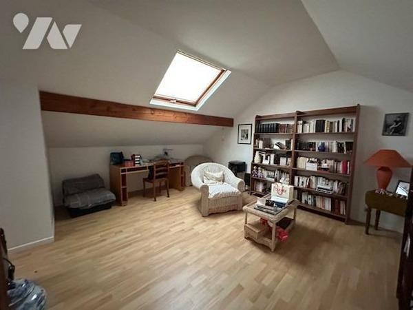 Pavillon de type 4 pièces, d'une superficie habitable d'environ m², édifié sur un terrain de 348