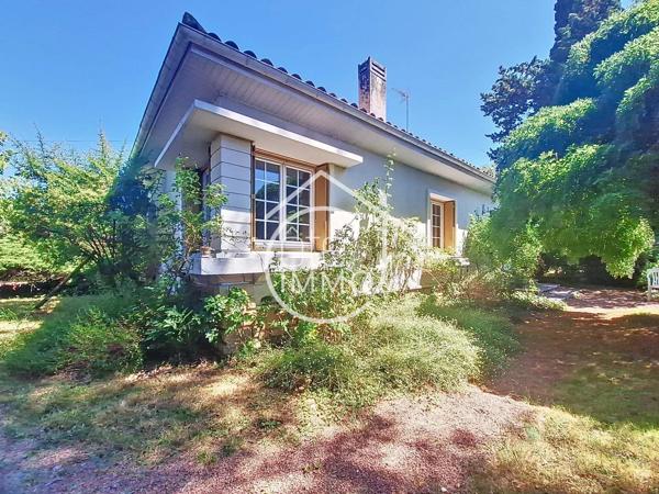PINEUILH : Maison à étage de 124.61 m² avec parc de 2500m² et garage.