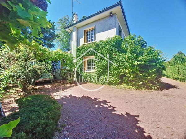 PINEUILH : Maison à étage de 124.61 m² avec parc de 2500m² et garage.