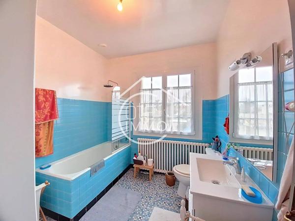 PINEUILH : Maison à étage de 124.61 m² avec parc de 2500m² et garage.