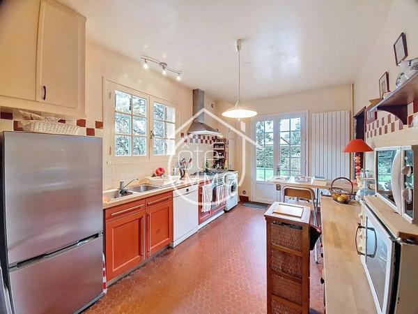 PINEUILH : Maison à étage de 124.61 m² avec parc de 2500m² et garage.