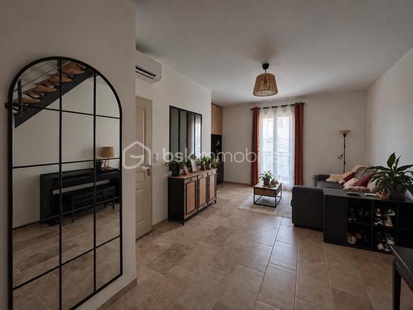 Au cœur de Gigean, venez découvrir cette charmante maison entièrement rénovée d’environ 110m², répartie sur deux niveaux, idéalement située à seulement 10 minutes à pied du centre-ville.

Au premier niveau, vous découvrirez un bel espace de vie composé d’une cuisine équipée ouverte sur un agréable salon bénéficiant de meubles sur mesure. Une terrasse d’environ 25 m² ainsi qu’un WC indépendant complètent ce niveau.

Au deuxième niveau, l’espace nuit se compose de deux chambres spacieuses, d’un dressing réalisé sur mesure ainsi que d’une salle d’eau avec douche à l’italienne et WC.

La maison dispose également d’un garage d’environ 40 m² avec un espace buanderie ouvert. Au fond du garage, une pièce supplémentaire d’environ 25 m², actuellement aménagée en chambre, offre de nombreuses possibilités d’aménagement selon vos besoins.

Côté confort, le bien est équipé de fenêtres en double vitrage, de volets roulants électriques ainsi que de la climatisation réversible sur les deux niveaux.

Une maison entièrement rénovée, fonctionnelle et agréable à vivre, à découvrir sans tarder !
