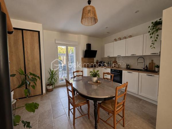 Au cœur de Gigean, venez découvrir cette charmante maison entièrement rénovée d’environ 110m², répartie sur deux niveaux, idéalement située à seulement 10 minutes à pied du centre-ville.

Au premier niveau, vous découvrirez un bel espace de vie composé d’une cuisine équipée ouverte sur un agréable salon bénéficiant de meubles sur mesure. Une terrasse d’environ 25 m² ainsi qu’un WC indépendant complètent ce niveau.

Au deuxième niveau, l’espace nuit se compose de deux chambres spacieuses, d’un dressing réalisé sur mesure ainsi que d’une salle d’eau avec douche à l’italienne et WC.

La maison dispose également d’un garage d’environ 40 m² avec un espace buanderie ouvert. Au fond du garage, une pièce supplémentaire d’environ 25 m², actuellement aménagée en chambre, offre de nombreuses possibilités d’aménagement selon vos besoins.

Côté confort, le bien est équipé de fenêtres en double vitrage, de volets roulants électriques ainsi que de la climatisation réversible sur les deux niveaux.

Une maison entièrement rénovée, fonctionnelle et agréable à vivre, à découvrir sans tarder !