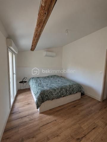 Au cœur de Gigean, venez découvrir cette charmante maison entièrement rénovée d’environ 110m², répartie sur deux niveaux, idéalement située à seulement 10 minutes à pied du centre-ville.

Au premier niveau, vous découvrirez un bel espace de vie composé d’une cuisine équipée ouverte sur un agréable salon bénéficiant de meubles sur mesure. Une terrasse d’environ 25 m² ainsi qu’un WC indépendant complètent ce niveau.

Au deuxième niveau, l’espace nuit se compose de deux chambres spacieuses, d’un dressing réalisé sur mesure ainsi que d’une salle d’eau avec douche à l’italienne et WC.

La maison dispose également d’un garage d’environ 40 m² avec un espace buanderie ouvert. Au fond du garage, une pièce supplémentaire d’environ 25 m², actuellement aménagée en chambre, offre de nombreuses possibilités d’aménagement selon vos besoins.

Côté confort, le bien est équipé de fenêtres en double vitrage, de volets roulants électriques ainsi que de la climatisation réversible sur les deux niveaux.

Une maison entièrement rénovée, fonctionnelle et agréable à vivre, à découvrir sans tarder !