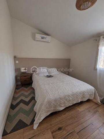 Au cœur de Gigean, venez découvrir cette charmante maison entièrement rénovée d’environ 110m², répartie sur deux niveaux, idéalement située à seulement 10 minutes à pied du centre-ville.

Au premier niveau, vous découvrirez un bel espace de vie composé d’une cuisine équipée ouverte sur un agréable salon bénéficiant de meubles sur mesure. Une terrasse d’environ 25 m² ainsi qu’un WC indépendant complètent ce niveau.

Au deuxième niveau, l’espace nuit se compose de deux chambres spacieuses, d’un dressing réalisé sur mesure ainsi que d’une salle d’eau avec douche à l’italienne et WC.

La maison dispose également d’un garage d’environ 40 m² avec un espace buanderie ouvert. Au fond du garage, une pièce supplémentaire d’environ 25 m², actuellement aménagée en chambre, offre de nombreuses possibilités d’aménagement selon vos besoins.

Côté confort, le bien est équipé de fenêtres en double vitrage, de volets roulants électriques ainsi que de la climatisation réversible sur les deux niveaux.

Une maison entièrement rénovée, fonctionnelle et agréable à vivre, à découvrir sans tarder !