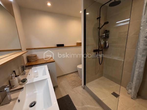 Au cœur de Gigean, venez découvrir cette charmante maison entièrement rénovée d’environ 110m², répartie sur deux niveaux, idéalement située à seulement 10 minutes à pied du centre-ville.

Au premier niveau, vous découvrirez un bel espace de vie composé d’une cuisine équipée ouverte sur un agréable salon bénéficiant de meubles sur mesure. Une terrasse d’environ 25 m² ainsi qu’un WC indépendant complètent ce niveau.

Au deuxième niveau, l’espace nuit se compose de deux chambres spacieuses, d’un dressing réalisé sur mesure ainsi que d’une salle d’eau avec douche à l’italienne et WC.

La maison dispose également d’un garage d’environ 40 m² avec un espace buanderie ouvert. Au fond du garage, une pièce supplémentaire d’environ 25 m², actuellement aménagée en chambre, offre de nombreuses possibilités d’aménagement selon vos besoins.

Côté confort, le bien est équipé de fenêtres en double vitrage, de volets roulants électriques ainsi que de la climatisation réversible sur les deux niveaux.

Une maison entièrement rénovée, fonctionnelle et agréable à vivre, à découvrir sans tarder !