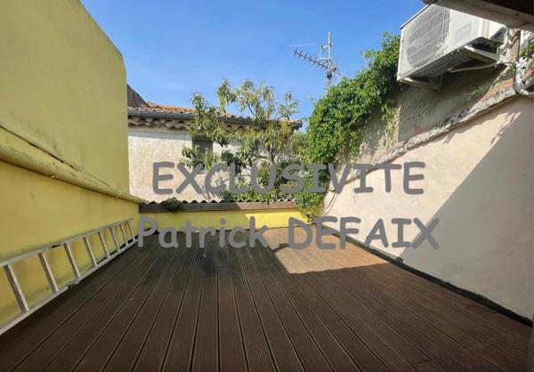 Maison de village avec terrasse de toit.