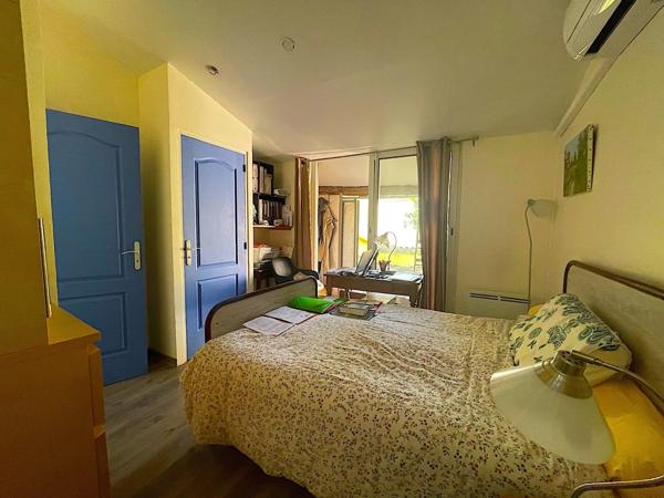 Maison de village avec terrasse de toit.