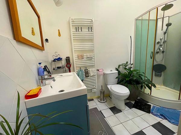 Maison de village avec terrasse de toit.