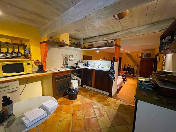 Maison de village avec terrasse de toit.