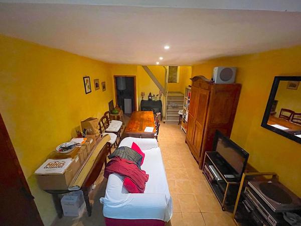 Maison de village avec terrasse de toit.