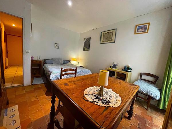 Maison de village avec terrasse de toit.