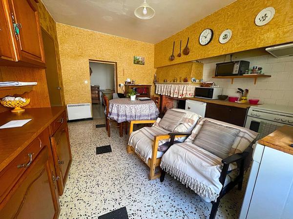 Maison de village avec terrasse de toit.