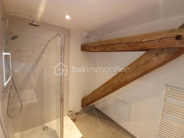 Plongez dans une parenthèse de calme, à environ 5 minutes du centre-ville (beure) , votre appartement type 5 en duplex de fin  2024 comme neuf, très spacieux et bien agencé, avec des prestations de qualité, pour vous apporter un réel confort au quotidien.
Votre appartement se situe idéalement en dernier étage dans un corps d'immeuble comprenant trois appartements.
Imaginez vous......dans cet appartement qui vous propose: une entrée, une très belle pièce de vie de plus de 50m2 comprenant une cuisine intégrée ouverte sur un grand séjour-salon+ un placard, un espace cellier-buanderie, une chambre avec un placard, une salle d'eau avec le charme des poutres apparentes, un cabinet de toilette, et un accès exterieur sur un grand jardin privatif d'environ 80m2 avec une superbe vue panoramique verdoyante sur les collines, une exposition sud, vous pouvez à votre convenance faire un espace repas et salon de jardin+ transats !!!
A l'étage, vous trouvez une chambre,+ mezzanine et un autre cabinet de toilette indépendant, une belle chambre parentale avec une grande salle d'eau + une porte coulissante style verrière, pour un style résolument moderne.
Votre appartement possède un chauffage basse consommation en aérothermie+ clim réversible et un ballon thermodynamique pour une consommation d'eau minimum ! un super DPE classé A/A, une place de parking couverte avec une porte motorisé neuve, honoraires inclus charge vendeur, des charges minimum, syndic bénévole, pas de travaux à prévoir pendant très longtemps, surface indiqué utile (110m2 habitable).
Une alliance réussie entre l'ancien et ses poutres apparentes et le moderne pour ce bien coup de coeur , aux volumes généreux et aux prestations soignées, votre reve a une adresse et c'est ici!!!
Produit rare au vu de sa grande surface, de ses trois chambres+ deux salle d'eau et un très grand jardin!!!
Renseignements et rendez vous du lundi au samedi de 8h à 20 h