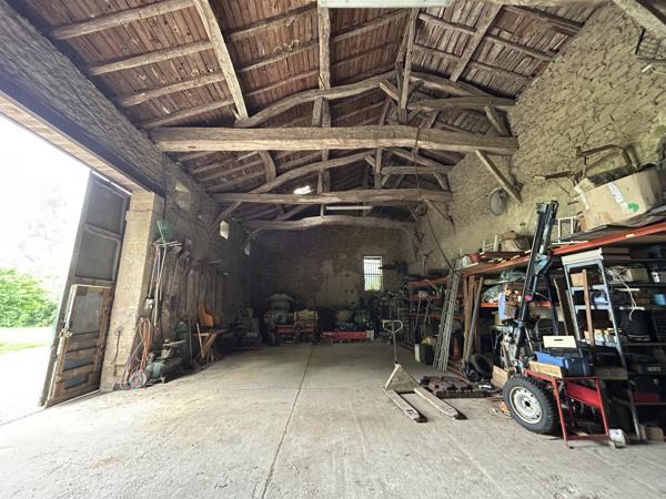PROPRIETE 14 HECTARES - MAISON ET DEPENDANCES