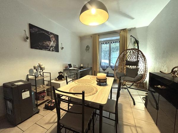 Ensemble immobilier : 1 maison T5 avec cour, garage et dépendance et 1 immeuble de 5 appartements. Grenier à aménager.