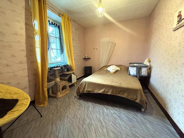 Ensemble immobilier : 1 maison T5 avec cour, garage et dépendance et 1 immeuble de 5 appartements. Grenier à aménager.