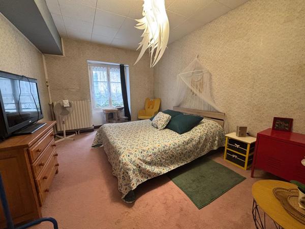 Ensemble immobilier : 1 maison T5 avec cour, garage et dépendance et 1 immeuble de 5 appartements. Grenier à aménager.