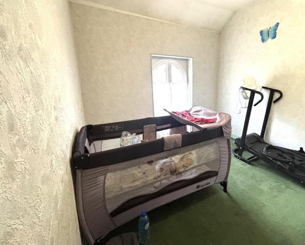Ensemble immobilier : 1 maison T5 avec cour, garage et dépendance et 1 immeuble de 5 appartements. Grenier à aménager.