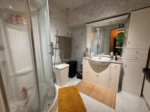 Ensemble immobilier : 1 maison T5 avec cour, garage et dépendance et 1 immeuble de 5 appartements. Grenier à aménager.