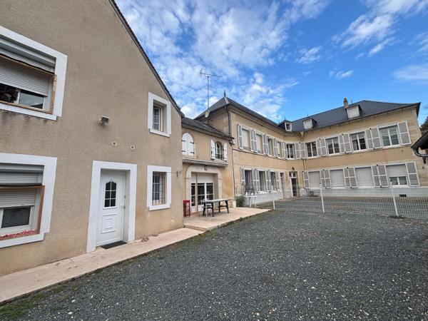 Ensemble immobilier : 1 maison T5 avec cour, garage et dépendance et 1 immeuble de 5 appartements. Grenier à aménager.