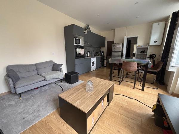 Ensemble immobilier : 1 maison T5 avec cour, garage et dépendance et 1 immeuble de 5 appartements. Grenier à aménager.