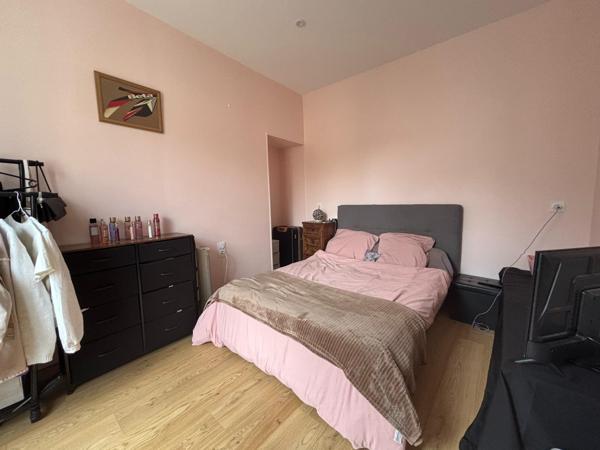 Ensemble immobilier : 1 maison T5 avec cour, garage et dépendance et 1 immeuble de 5 appartements. Grenier à aménager.