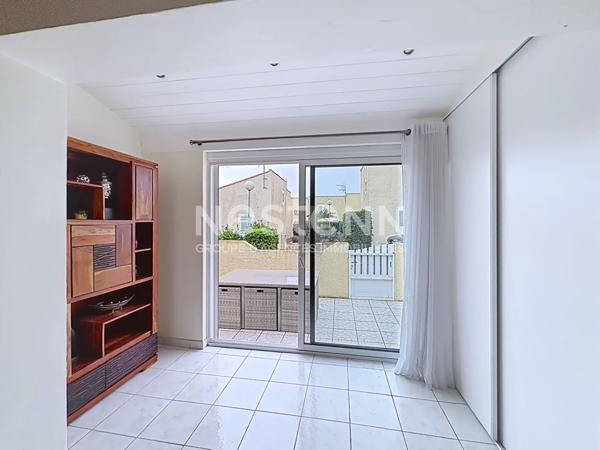 Charmante villa 2 pièces de 34.55 m² (30.55 m² loi carrez) + mezzanine, terrasse de 23 m² et place de parking privative dans résidence avec piscine Fleury Saint-Pierre-la-Mer