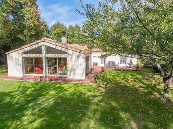 Vente Maison225 m² - 8 Pièces - AIZENAY (85190)