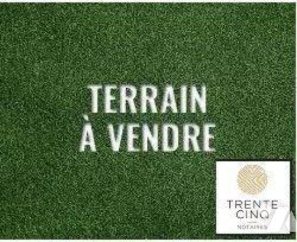 TRENTE CINQ NOTAIRES !! VEZIN LE COQUET, en plein centre du bourg, venez découvrir ce grand ter...