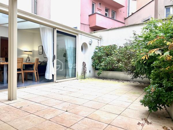 En plein cœur de Sarreguemines, à deux pas des commerces, écoles et transports en commun, découvrez ce bel appartement d’environ 76 m² (loi carrez) alliant confort, luminosité et modernité.

Vous serez séduit dès l’entrée par un vaste salon donnant sur un séjour baigné de lumière, ouvert sur une cuisine entièrement équipée. 
Cet espace de vie chaleureux s’ouvre directement sur une grande terrasse avec pergola, idéale pour profiter des beaux jours en toute tranquillité.
Un véritable atout au centre-ville.

Côté pratique, une buanderie attenante à la cuisine apporte un confort supplémentaire.
L’appartement dispose également d’une belle chambre avec rangement, ainsi que d’une salle d’eau moderne avec WC.

Les prestations sont au rendez-vous :
Appartement raccordé à la fibre optique,
Chauffage électrique au sol et convecteurs,
Double vitrage,
Faibles charges de copropriété ( 170 €/ trimestre) comprenant l'eau, l'entretien et électricité des communs, l'assurance de l'immeuble et les honoraires du syndic professionnel.
Aucun travaux à prévoir.

Situé dans un environnement calme tout en étant à proximité immédiate de la gare et des commodités, cet appartement offre un cadre de vie agréable et pratique.
Stationnement public gratuit à proximité de l’appartement.

Un bien rare à découvrir sans tarder !