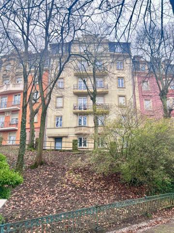 En plein cœur de Sarreguemines, à deux pas des commerces, écoles et transports en commun, découvrez ce bel appartement d’environ 76 m² (loi carrez) alliant confort, luminosité et modernité.

Vous serez séduit dès l’entrée par un vaste salon donnant sur un séjour baigné de lumière, ouvert sur une cuisine entièrement équipée. 
Cet espace de vie chaleureux s’ouvre directement sur une grande terrasse avec pergola, idéale pour profiter des beaux jours en toute tranquillité.
Un véritable atout au centre-ville.

Côté pratique, une buanderie attenante à la cuisine apporte un confort supplémentaire.
L’appartement dispose également d’une belle chambre avec rangement, ainsi que d’une salle d’eau moderne avec WC.

Les prestations sont au rendez-vous :
Appartement raccordé à la fibre optique,
Chauffage électrique au sol et convecteurs,
Double vitrage,
Faibles charges de copropriété ( 170 €/ trimestre) comprenant l'eau, l'entretien et électricité des communs, l'assurance de l'immeuble et les honoraires du syndic professionnel.
Aucun travaux à prévoir.

Situé dans un environnement calme tout en étant à proximité immédiate de la gare et des commodités, cet appartement offre un cadre de vie agréable et pratique.
Stationnement public gratuit à proximité de l’appartement.

Un bien rare à découvrir sans tarder !