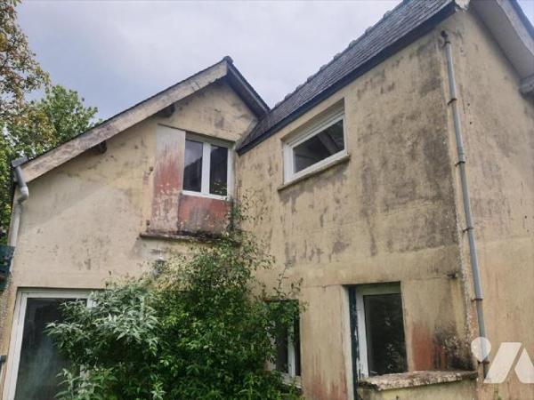 Maison d'habitation composée au RDC : un salon - séjour, une pièce ( ancienne cuisine) , une sa...