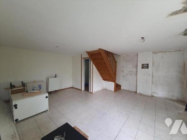 Maison d'habitation composée au RDC : un salon - séjour, une pièce ( ancienne cuisine) , une sa...