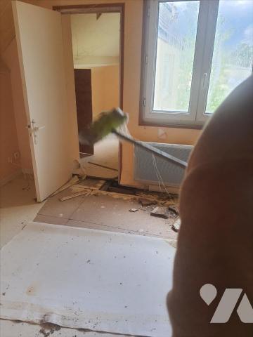 Maison d'habitation composée au RDC : un salon - séjour, une pièce ( ancienne cuisine) , une sa...