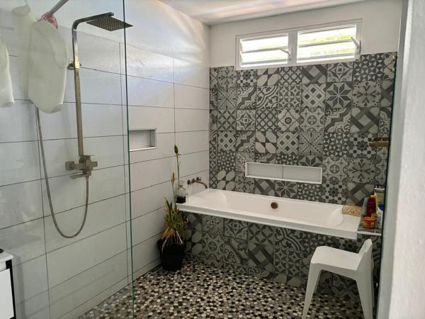 Villa T3 avec Studio T1 attenant et piscine Superficie 115 m2 secteur Soula