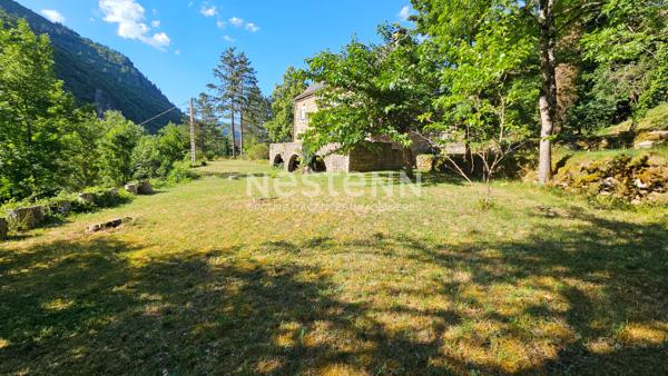 Propriété d'exception dans les Gorges du Tarn ? 900 m de rive privée, 8,9 hectares et 2 habitations