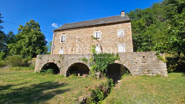 Propriété d'exception dans les Gorges du Tarn ? 900 m de rive privée, 8,9 hectares et 2 habitations