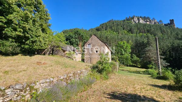 Propriété d'exception dans les Gorges du Tarn ? 900 m de rive privée, 8,9 hectares et 2 habitations