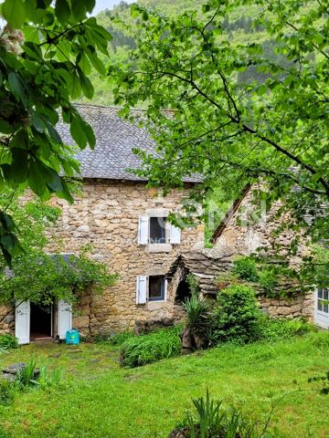 Propriété d'exception dans les Gorges du Tarn ? 900 m de rive privée, 8,9 hectares et 2 habitations