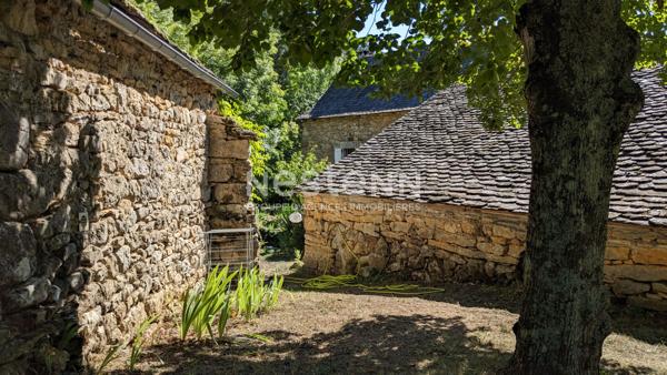 Propriété d'exception dans les Gorges du Tarn ? 900 m de rive privée, 8,9 hectares et 2 habitations
