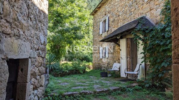 Propriété d'exception dans les Gorges du Tarn ? 900 m de rive privée, 8,9 hectares et 2 habitations