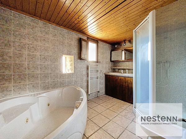 A vendre maison en pierre de 225 m² avec 7 chambres sur terrain arboré de 530 m² à Montpellier