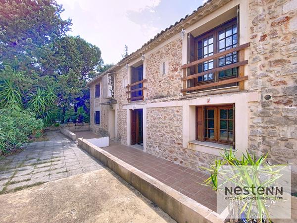 A vendre maison en pierre de 225 m² avec 7 chambres sur terrain arboré de 530 m² à Montpellier