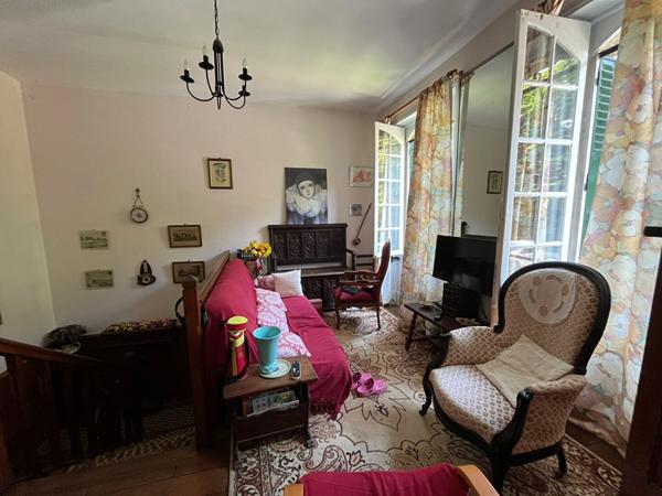 Bois, centre-ville et plage.