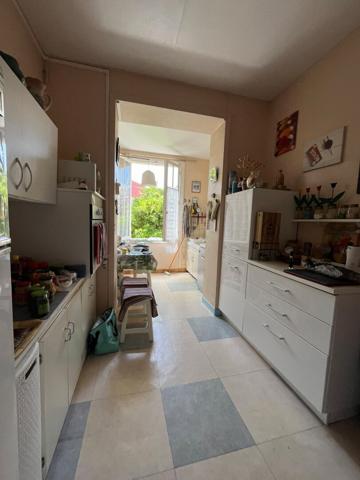 Bois, centre-ville et plage.