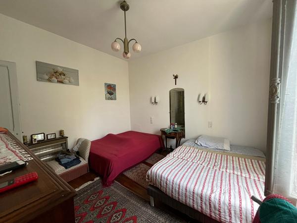 Bois, centre-ville et plage.